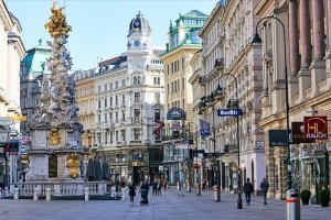 Avusturya’da alışveriş merkezleri ve kuaförler açıldı