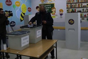 Kosovalı seçmenler oylarını kullanıyor