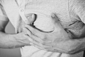'Göğüs ağrısının uzun sürmesi kalp hastalığı belirtisi' 