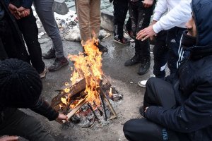 Fransa'da derme çatma çadırlarda kalan göçmenler ısınmak için giysilerini yakıyor