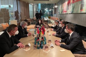 Dışişleri Bakan Yardımcısı Kıran Hessen Eyalet Başbakanı Bouffier ile bir araya geldi 