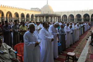 Mısır'da cuma namazına izin verilen camilerde teravih kılınacak