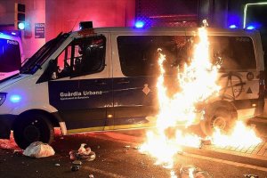İspanya’da polis aracını yaktılar