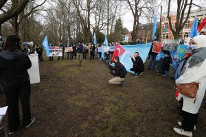 Çin'in Brüksel Büyükelçiliği önünde Uygur protestosu
