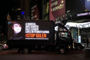 New York'ta FETÖ'nün karanlık yüzünü gösteren dijital ekranlı kamyonet yollarda