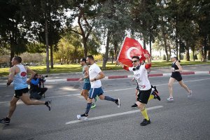 Antalya'da düzenlenen Runatolia Maratonu'nda yarıştılar