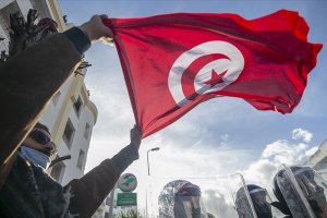 Tunus'taki Özgür Anayasa Partisi lideri ve destekçileri, Dünya Müslüman Alimler Birliğini bastılar