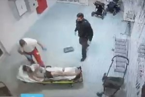 Alman sağlık görevlisi sedyede yatan Suriyeli sığınmacıyı yumrukladı