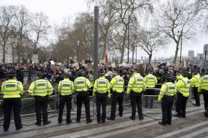 Londra'da kadın cinayetini anma törenine polis müdahalesi 
