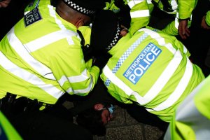 Londra'da 'Sarah Everard protestosu'nda gözaltına alındı