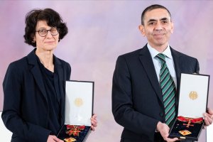 Almanya’da Prof. Dr. Uğur Şahin ve eşi Dr. Özlem Türeci’ye liyakat nişanı verildi