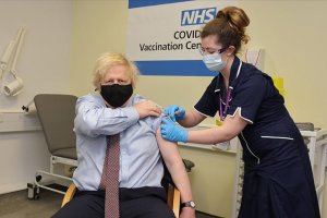 İngiltere Başbakanı Johnson hangi aşıyı vuruldu?