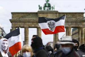 Almanya’da salgın tedbirlerini protestolarda gözaltı