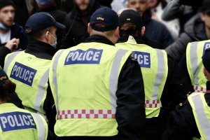 İngiltere'de eylemciler polis karakoluna saldırdı 