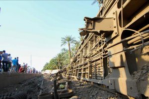 Mısır'da iki tren çarpıştı 32 ölü