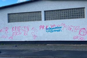 Almanya'da terör örgütü YPG/PKK, cami duvarına çırkin yazılar yazdılar