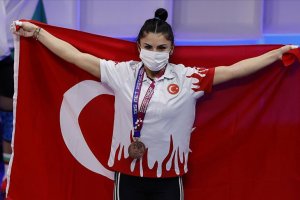 Milli halterci Melisa Güneş gümüş ve bronz madalya kazandı