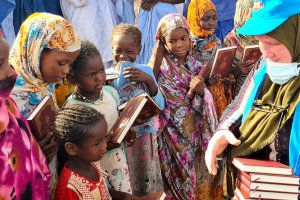 DİTİB gönüllüleri Afrika’da Kur'an-ı Kerim ve Ramazan yardım paketi dağıttı