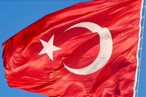 Türk bayrağını yırtarak Atatürk‘e hakaret etti