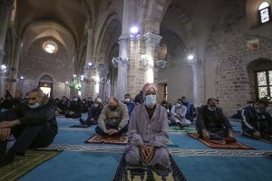 Filistin'de camilerde teravih namazı kılınacak