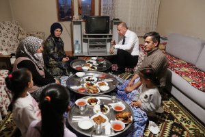 Başkan Erdoğan 3 çocuklu vatandaşın evinde iftar yaptı