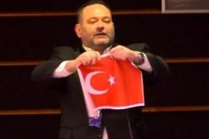 Yunan vekil Türk Bayrağını yırtmıştı, dokunulmazlığı kaldırılıp tutuklandı