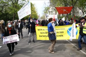 Alman hükümetinin virüs salgınında izlediği politika protesto edildi