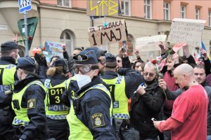İsveç'te 1 Mayıs'ı bahane ederek Virüs kısıtlamalarını protesto gruba polis müdalesi