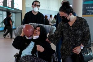 Almanya'da bakımevinde kalan felçli kadın, Bakanlığının desteğiyle Türkiye'ye getirildi
