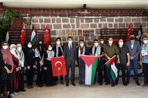 YTB Başkanı Eren Filistinli bursiyerlerle bir araya geldi