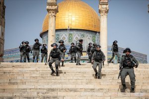 İsrail polisi, Mescid-i Aksa'da cemaate ses bombasıyla saldırdı