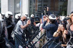 Belçika'da salgın tedbirlerine karşı polisten sert tepki