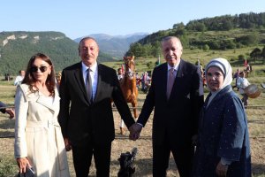 Cumhurbaşkanı Erdoğan, Azerbaycan Cumhurbaşkanı Aliyev ile Şuşa'da at yarışı izledi