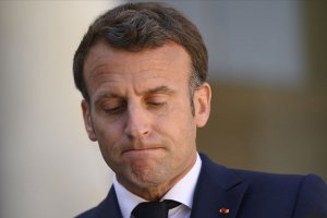 Macron'a tapınak ziyareti sırasında bir kişi 'sen bir ateistsin' 