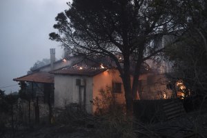 Yunanistan’ın birçok yerinde çıkan orman yangınları sebebiyle köyler yanıyor
