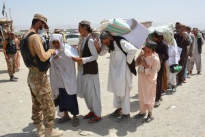 Pakista'na gitmek isteyen Afganlar sınırdaki bekleyişi sürüyor