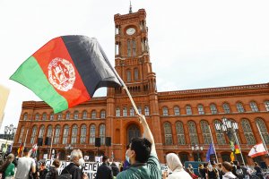Berlin'de Afganistan'da tehlikede olanların tahliyesi için gösteri düzenlendi 