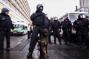 Almanya polisi, Virüs önlemlerini protesto etmek isteyen göstericilere müdahale etti