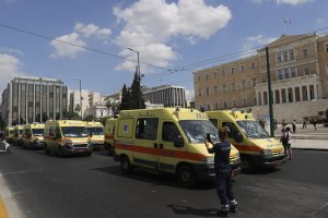 Atina'da Ambulanslar parlamento binası önüne siren çaldı