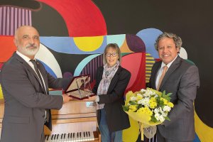 Zolgundak’ta yaşayan Alman asıllı ressam ailesinin düğün hediyesi 57 yıllık piyanoyu okula bağışladı