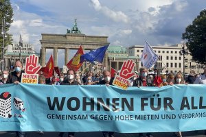 Almanya'da artan konut fiyatları Berlin'de protesto edildi