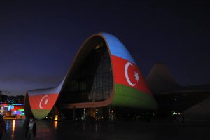 Bakü'nün ünlü yapıları şehitlerin anısına Azerbaycan bayrağının renklerine büründü