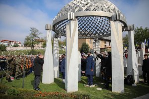Bosna Hersek'in ilk Cumhurbaşkanı İzetbegoviç, kabri başında anıldı