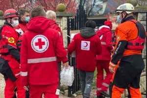 Türk Kızılayı Bosna Hersek'te sel bölgelerindeki ekiplere gıda ve su yardımı