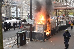 Fransa'da 3. yılında sarı yeleklilerin protesto gösterilerinde şiddet olaylar yaşandı