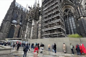 Almanya'da tarihi Köln Katedrali'nde Virüs aşısı kuyruğu