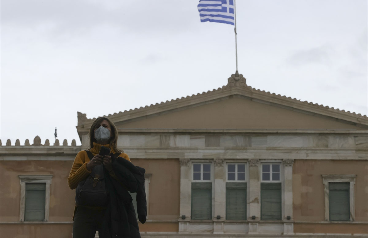 Yunanistan, Virüs ile mücadelede kısıtlamaları artırma 