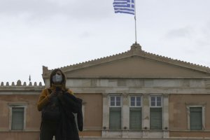 Yunanistan, Virüs ile mücadelede kısıtlamaları artırma 