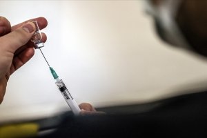Almanya'da 21 çocuğa yetişkin dozda aşı uygulandı