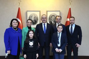 Dışişler Bakanı Çavuşoğlu merhum Dr. Sadık Ahmet'in ailesini kabul etti